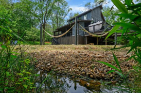 Patio Oasis- Private Pond Access, Hammocks, Fire Pit, Hot Tub